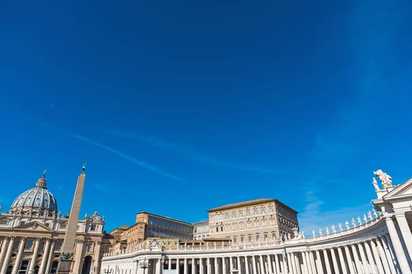 Saint Peter's square under a blue sky — Stock Photo, Image