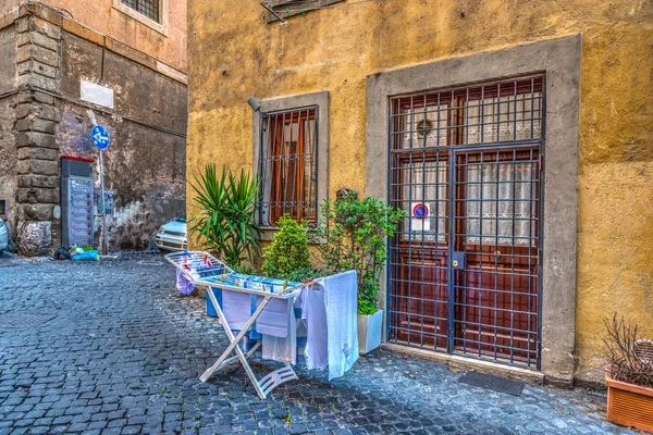 Wäscheständer in einer rustikalen Ecke in Rom — Stockfoto