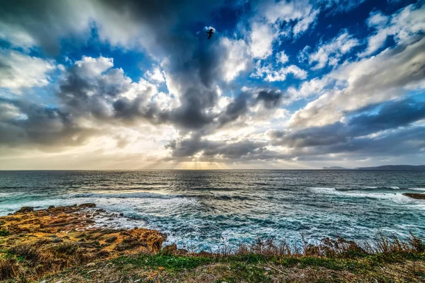 Dramatischer Himmel über der felsigen Küste von Alghero — Stockfoto