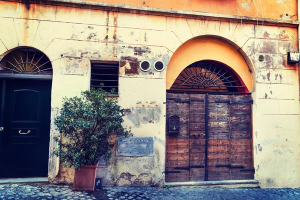 Wooden door in Trastevere — Stock Photo, Image