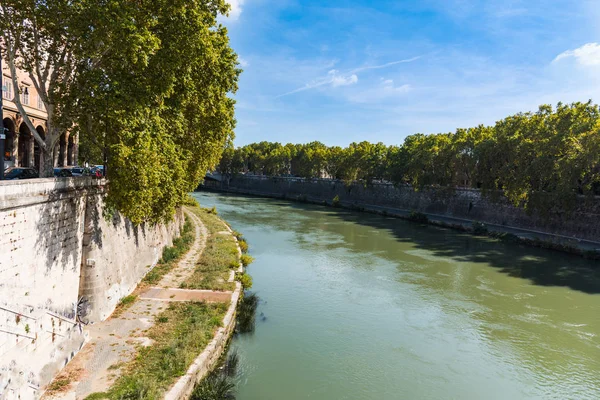 Cielo blu sul fiume Tevere a Roma — Foto Stock