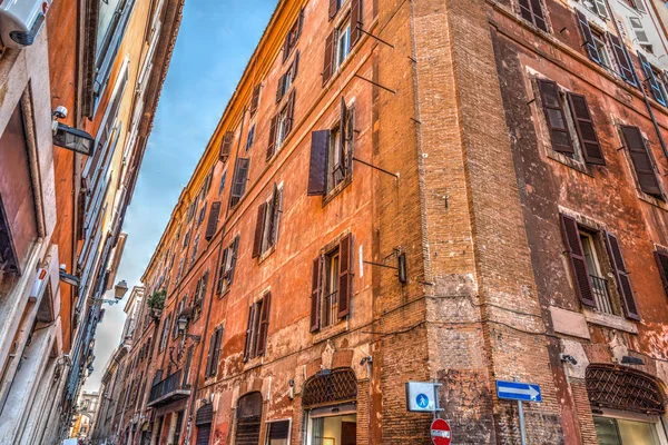 Via dei Pettinari and via delle Zoccolette crossroad — Stock Photo, Image