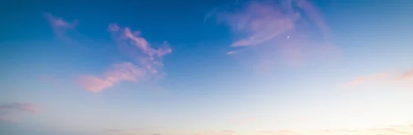 Céu colorido ao pôr do sol — Fotografia de Stock