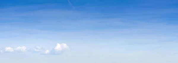Blå himmel och mjuka moln — Stockfoto