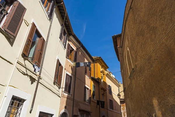 Błękitne niebo nad wąską uliczkę w Rzymie — Zdjęcie stockowe