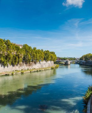 Roma'da Tiber Nehri üzerinde açık bir günde