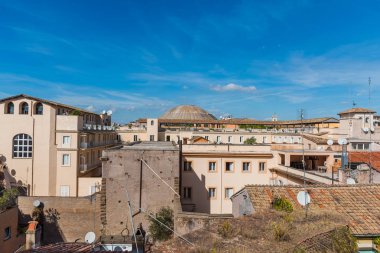 Roma'da mavi gökyüzü altında eski çatılar