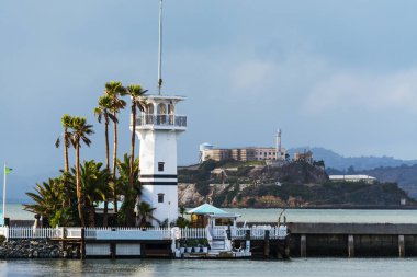 Alcatraz Adası'nda arka planda San Francis ile deniz feneri