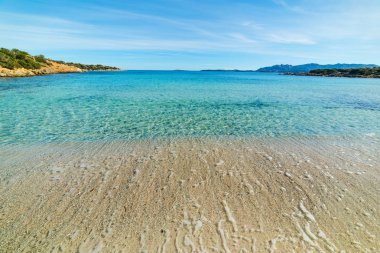 Turkuaz deniz ve Andreani koyu mavi gökyüzü