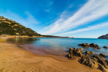 Kum ve La Maddalena kıyı kayalarda