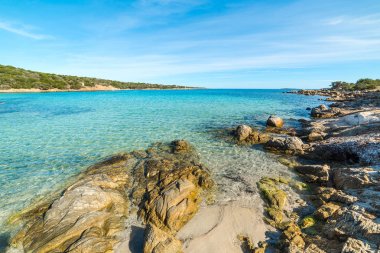 Kayalar ve Andreani koyu mavi denizlerde
