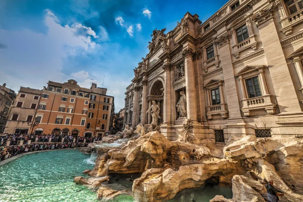 World famous Trevi fountain on a cloudy day — Stock Photo, Image