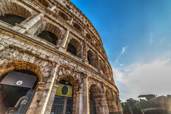 Close-up van wereld beroemde Colosseum bij zonsondergang — Stockfoto
