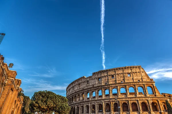 Coliseo de fama mundial al atardecer — Foto de Stock