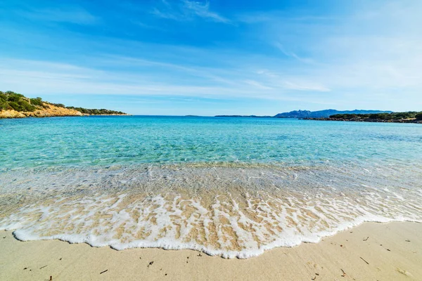 Mar azul en Spiaggia del Relitto — Foto de Stock