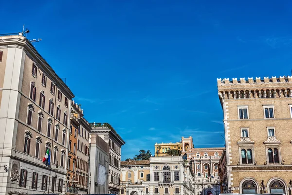 Edificios elegantes en la plaza de Venecia en Roma — Foto de Stock