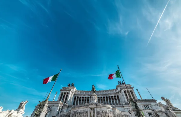 Altar of the fatherland under a blue sky — Stock Photo, Image