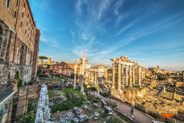 Fóruns imperiais mundialmente famosos em Roma ao pôr-do-sol — Fotografia de Stock