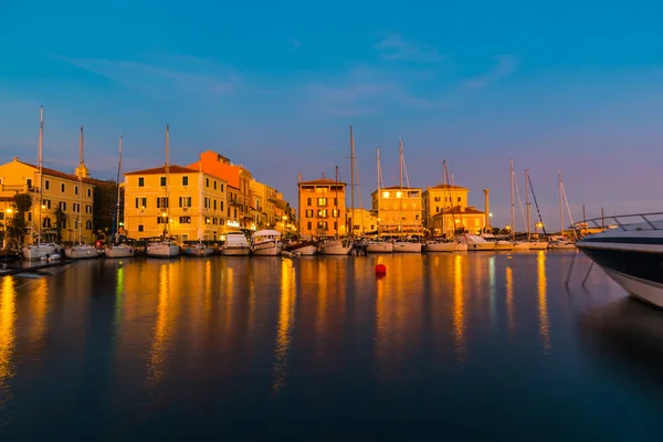 La Maddalena hamnen vid solnedgången — Stockfoto