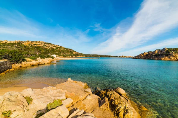 Rochers et mer bleue à La Maddalena — Photo