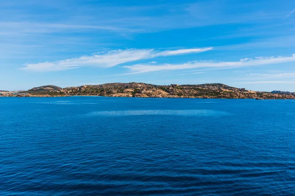 Rocky shore il La Maddalena sett från havet — Stockfoto