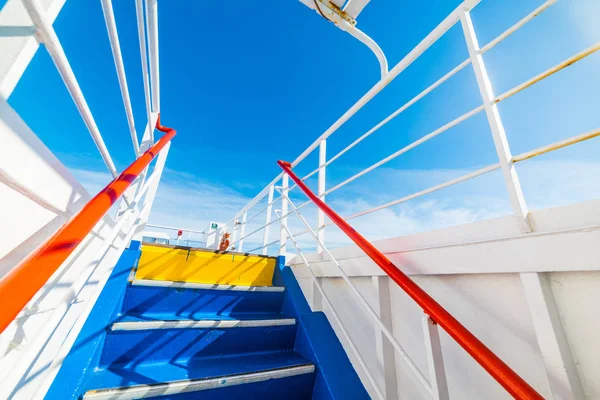 Coloridos pasos de ferry visto desde abajo — Foto de Stock