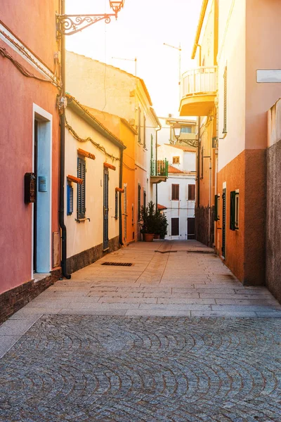 Narrow street in La Maddalena old town — Stock Photo, Image