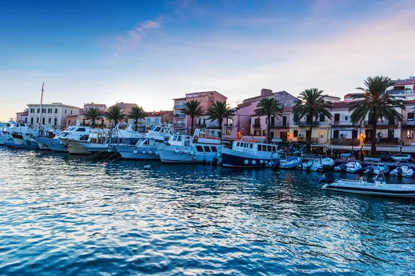 Ciel dégagé sur le front de mer de La Maddalena — Photo