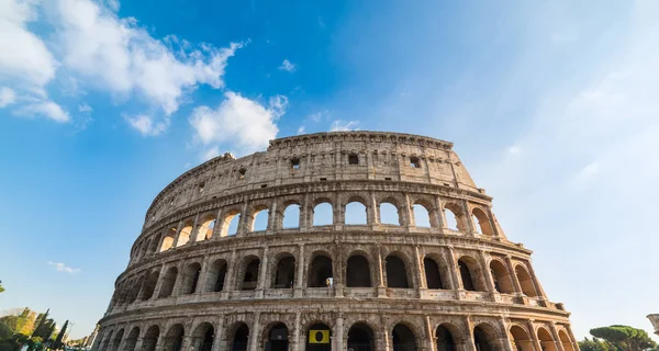 Всемирно известный Колизей в солнечный день — стоковое фото