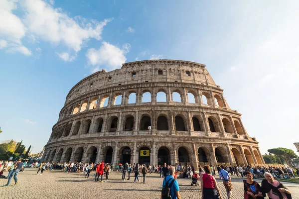 Turistas en Colosseo plaza —  Fotos de Stock