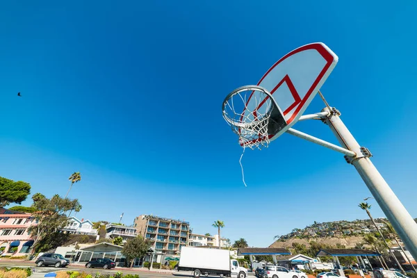 Basketballkorb von unten gesehen in Laguna Beach — Stockfoto