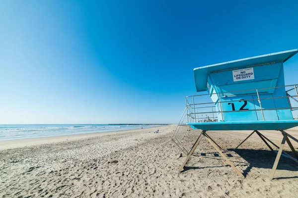 Lifeguard hut in Oceanside shore — Stock Photo, Image