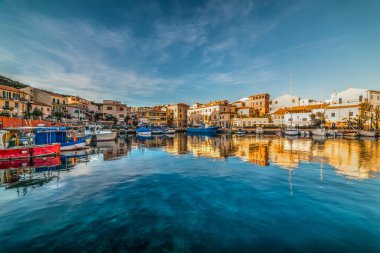 Gün batımında La Maddalena Harbor yansımalar