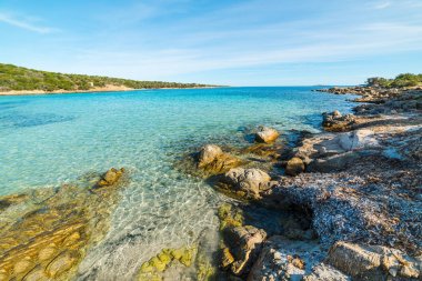 Kayalar ve turkuaz su Andreani Cove