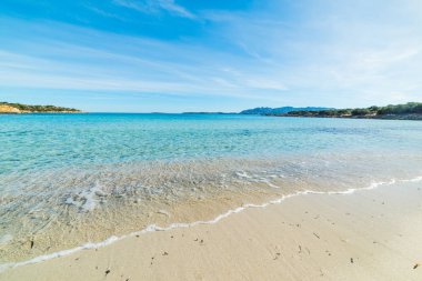 Beyaz kum Andreani Cove Caprera Adası