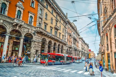 Bulutlu bir günde doğum via Rizzoli