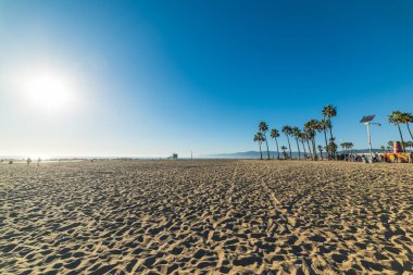 Venice Beach'te insanlar gün batımında