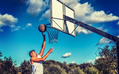 Basketbol oyuncu kısa menzilli vurdu