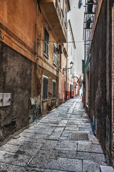 Rua estreita em La Maddalena cidade velha — Fotografia de Stock