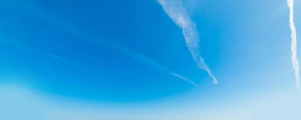Smug kondensacyjnych i błękitne niebo — Zdjęcie stockowe