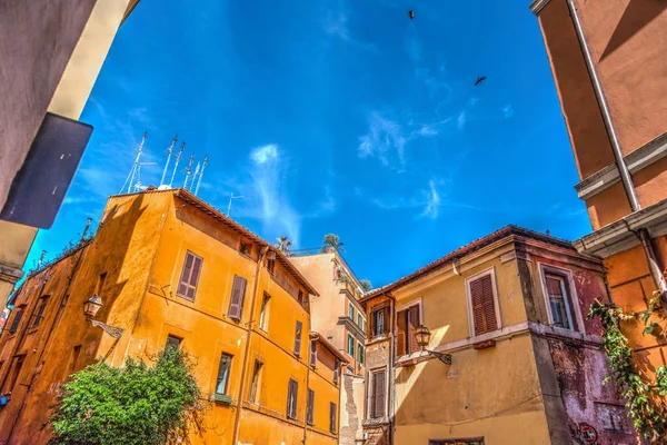 Blauer Himmel über bunten Fassaden in Rom — Stockfoto