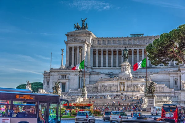 Altar de la patria en la plaza de Venecia en Roma — Foto de Stock