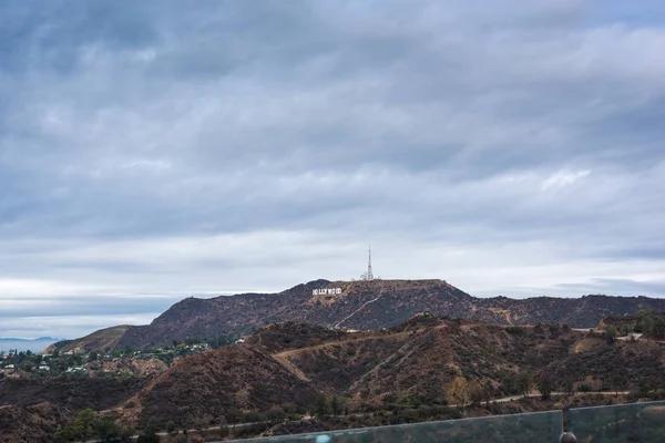 Mundo famoso Hollywood sinal sob nuvens — Fotografia de Stock