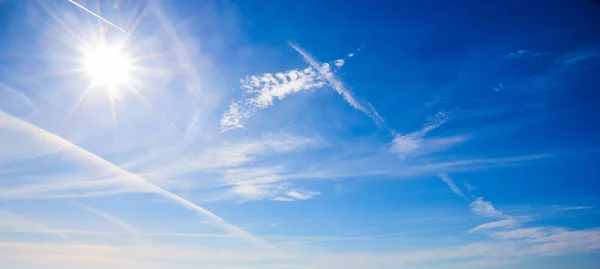 Sol brilhante e céu azul — Fotografia de Stock