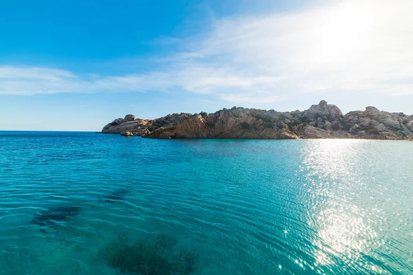 Tyrkysové vody pod zářícím sluncem v Spalmatore beach — Stock fotografie