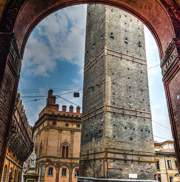 Parte inferior da torre de Garisenda vista através de um arco histórico — Fotografia de Stock