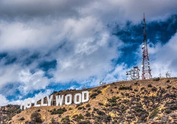 Hollywood segno sotto un cielo nuvoloso — Foto Stock