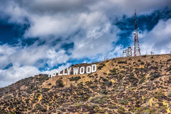 Hollywood segno sotto un cielo nuvoloso — Foto Stock