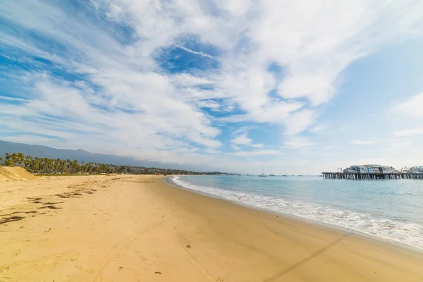 Cielo nublado sobre la orilla de Santa Barbara —  Fotos de Stock