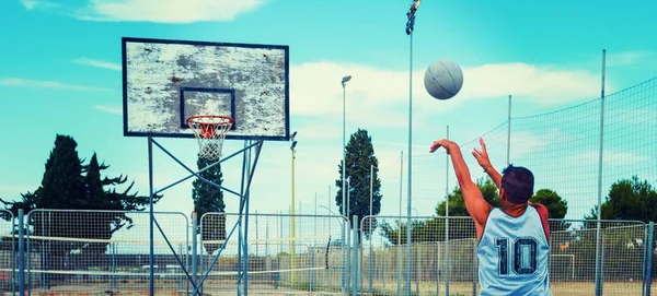 Entrenamiento de jugador de baloncesto en un patio de recreo — Foto de Stock